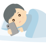 布団で寝ながらスマホを見ている男性のイラスト